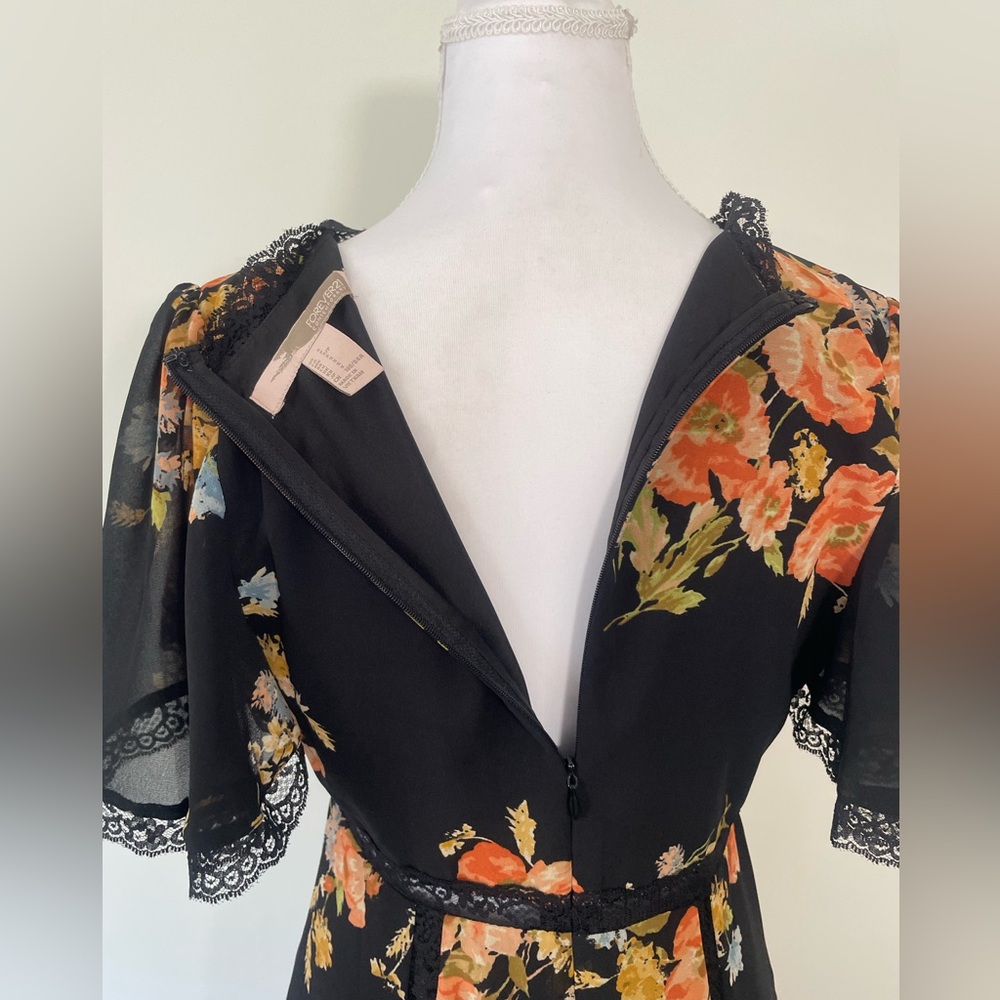 Black Floral‎ Laced Mini V- Neck Dress - Picture 5 of 9